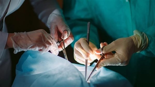 حالة لكل 1000 ولادة.. أطباء هنود يزيلون توأمًا طفيليًا من مراهق في عملية جراحية نادرة