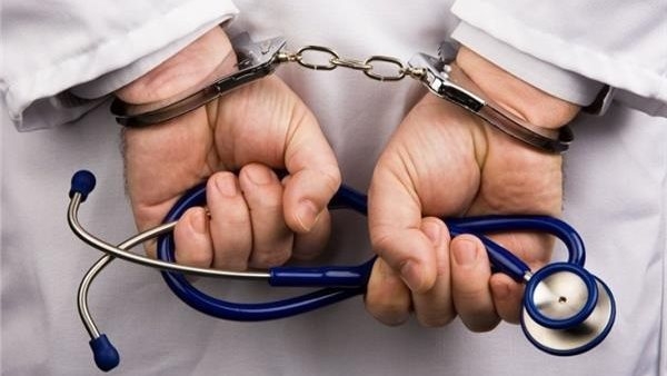 بسبب فيديوهات مخلة.. حبس طبيب أسنان شهير 6 أشهر وغرامة ألف جنيه بالغربية