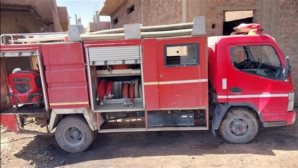 الدفع بسيارة إطفاء للسيطرة على حريق منزل من طابقين بسوهاج