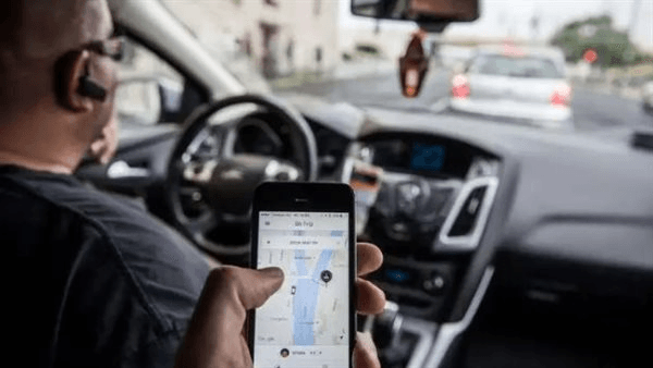كباتن النقل الذكي يطلبون رفع التسعيرة ويشكون الشركات