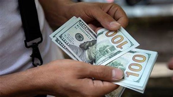 الدولار يواصل تراجعه أمام الجنيه في معظم البنوك بعد خفض الفائدة