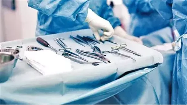 أقوال طبيب مساعد في واقعة اتهام زميله بالإهمال الطبي خلال إجراء عملية تجميل: لم أراجع حالة المريضة بعد العملية