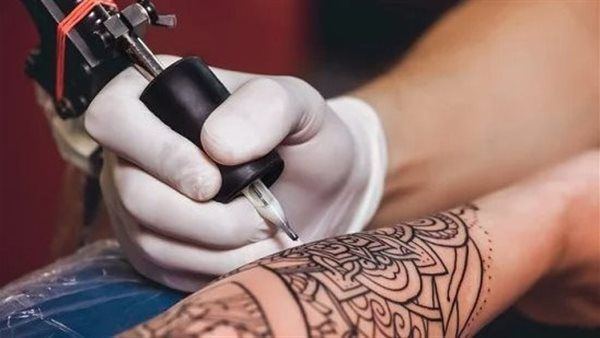 تسبب العدوى.. دراسة تكشف خطورة نوعية معينة من أحبار الوشم
