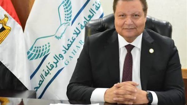 رئيس جامعة القاهرة يهنئ الدكتور أحمد طه بفوزه بجائزة الطبيب العربي لعام 2025