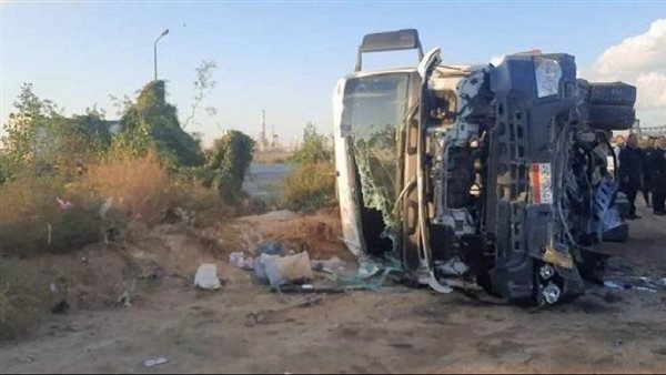 انقلاب سيارة تريلا أعلى الطريق الدائري المتجه إلى المطار بالقاهرة