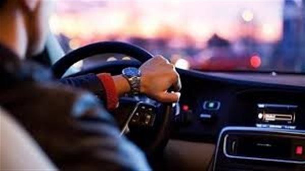 سائق بشركة توصيل شهيرة يسرق حقيبة سائح إيطالي على طريق إسكندرية الصحراوي