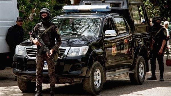 طعنه في الرقبة.. القبض على المتهم بقتل جاره بآلة حادة بجوار مسجد عبد الرحيم القنائي