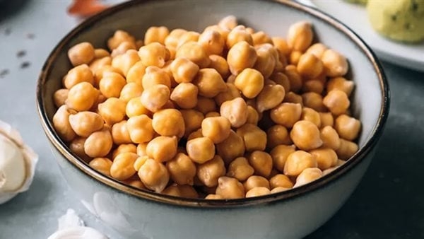يساعد على خفض مستويات الكوليسترول.. تعرف على فوائد تناول الحمص