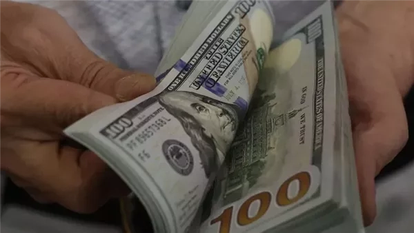 مخاوف اقتصادية تدفع الدولار للتراجع.. والأنظار تتجه نحو واشنطن وطوكيو