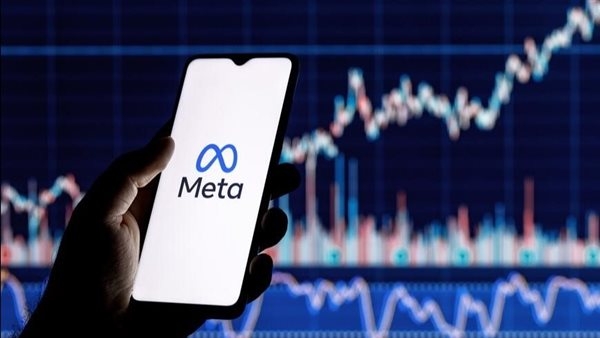 احتجاجًا على سرقة كتبهم.. 100 مؤلف يتظاهرون أمام مقر ميتا في بريطانيا