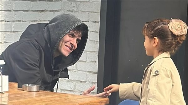 بتحبه وكان لطيف معاها.. أول تعليق من والدة الطفلة جميلة صاحبة فيديو الفنان أمير عيد