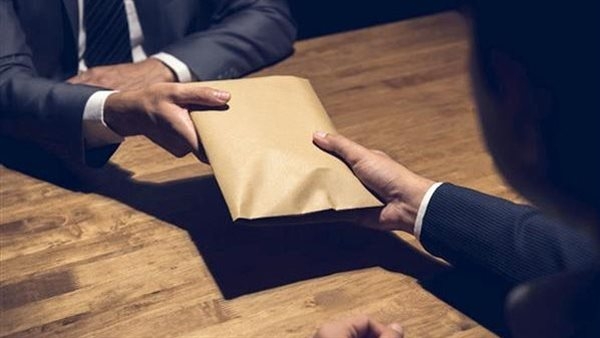 مقابلة أمام البنك.. اعترافات المتهمين بتلقي رشوة لتغيير نشاط عقارين إلى مستشفيين