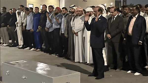 يعتبرهم عائلته..الملياردير الهندي مؤسس مجموعة اللولو يؤم صلاة الجنازة على أحد موظفيه
