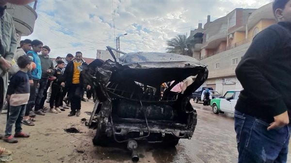 تفحم سيارة بعد اشتعال النيران بها بسبب ماس كهربائي بالبحيرة
