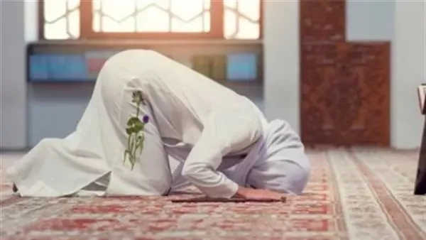 ما حكم صلاة المرأة في المكتب بوجود الرجال من غير المحارم؟