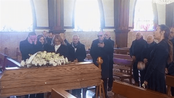 غياب نيكول سابا.. لحظة تشييع جثمان والدة زوجها يوسف الخال