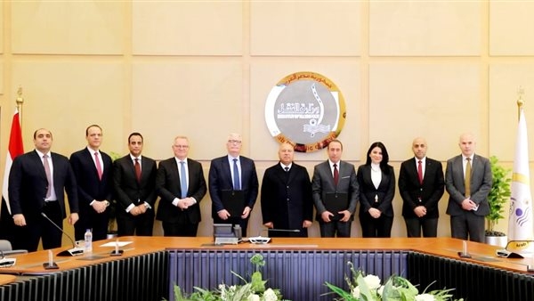 وزير الصناعة يشهد توقيع مذكرة تفاهم لإطلاق أول مشروع لتخريد السفن بمصر