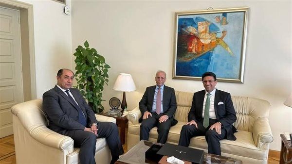 سفير العراق بالقاهرة يبحث مع الأمين العام المساعد للجامعة العربية تحديد موعد قمة بغداد