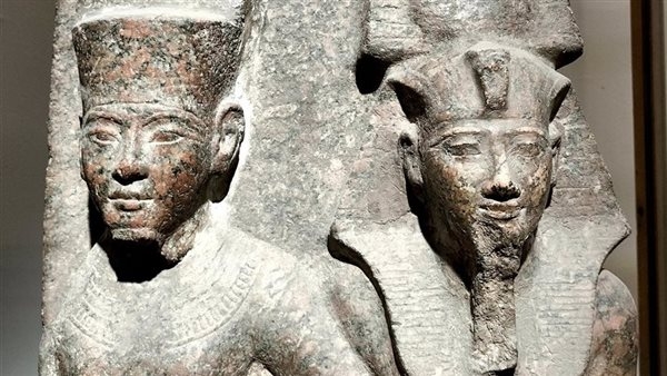 المتحف المصري بالتحرير يعرض تمثالا لـ المعبود أمون وبجواره أحد الملوك