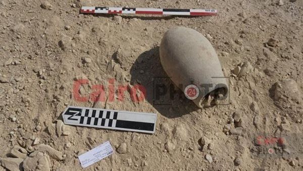 خلال أعمال حفائر.. الصور الأولى لقطعة فخار مكتشفة بواسطة البعثة الإسبانية بالأقصر