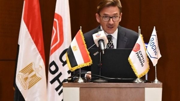 السفير السويسري يهنئ الشاعر عبد الحليم سالم على ديوانه طيف من زيورخ