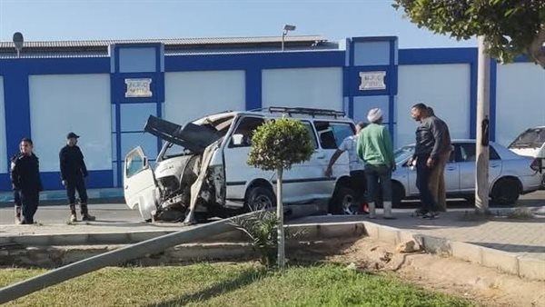 إصابة 4 أشخاص في حادث تصادم ميكروباص بعمود إنارة أمام شركة النصر للبترول