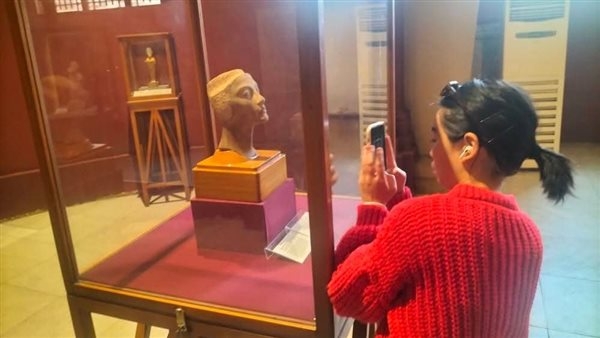 اكتشف أسرار الحضارة.. السائحون يلتقطون صورا للقطع الأثرية الجديدة بالمتحف المصري بالتحرير