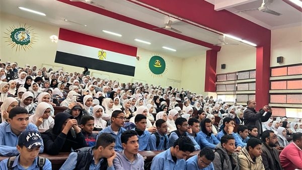 وكيل تعليم الفيوم يمنح مكافأة 5000 جنيه لإدارة مدرسة تقديرًا لإسهاماتهم التعليمية