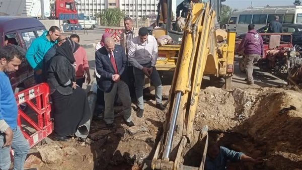 رئيس شركة مياه الشرب بالقليوبية يتابع أعمال إصلاح أحد الخطوط بمدينة بنها