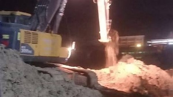 إصلاح الكسر المفاجئ بخط المياه بحي الصداقة الجديدة بأسوان