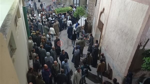 قارئ الإذاعة المصرية.. الآلاف يشيعون جثمان الشيخ حسن الدشناوي بمسقط رأسه في قنا