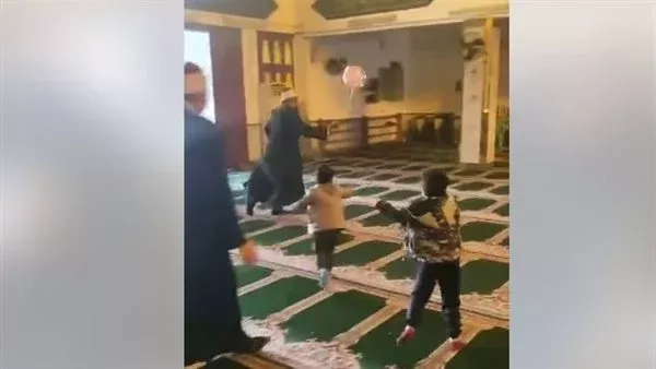 فيديو "البالونة" داخل مسجد بالإسماعيلية يثير الجدل.. ووكيل الأوقاف يرد