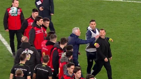 بعد الخسارة.. مورينيو يتعدى على مدرب جالاتا سراي في كأس تركيا