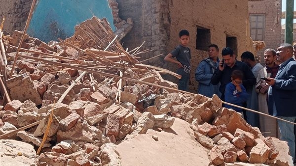 محافظة سوهاج تبحث حالة صاحب المنزل المنهار بنزلة الدقيشية│ صور