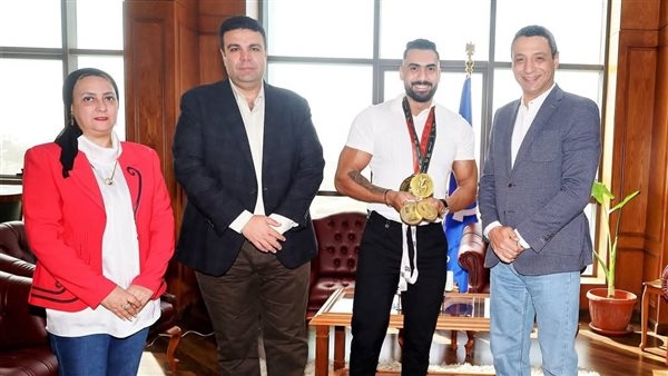 محافظ السويس يكرم بطلا في كمال الأجسام لفوزه ببطولتين في الإمارات