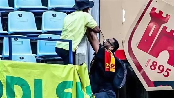 مشجع صن دوانز عن إنقاذه أحد جماهير الترجي قبل السقوط من المدرجات: قالي عندي 3 أولاد
