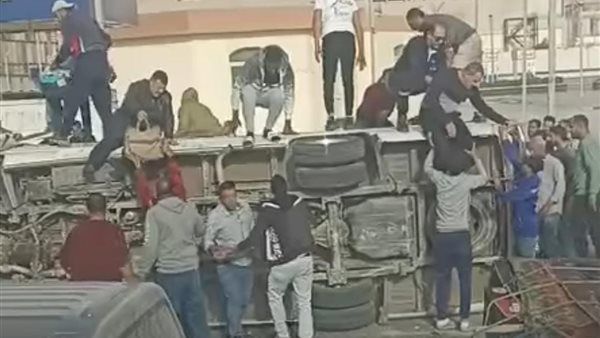 إصابة 11 شخصًا في حادث تصادم ميكروباص مع سيارة نقل بطريق القطامية السويس