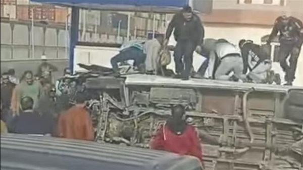 إصابة 16 شخصًا في حادث تصادم ميكروباص وميني باص بطريق الأدبية بالسويس