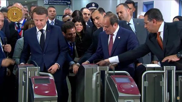 ماكرون يستقل مترو أنفاق القاهرة من محطة عدلي منصور