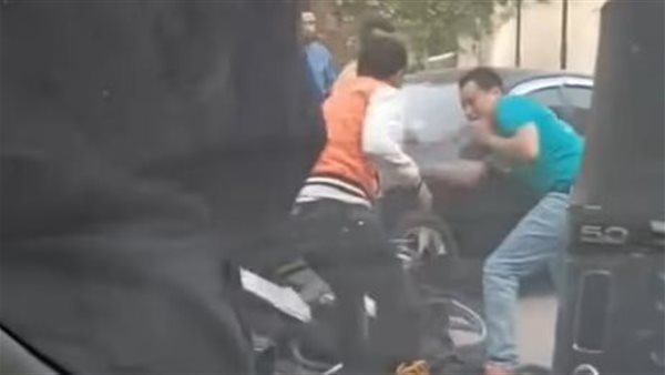 التحقيق مع سائق توك توك لاتهامه بالاعتداء بسيف على شاب في المعادي