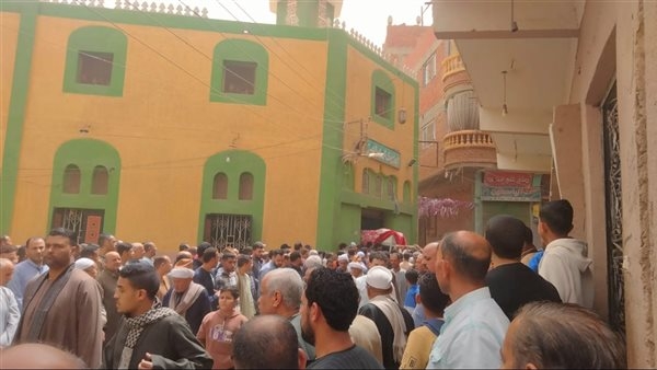أهالي شبرا هارس في طوخ يشيعون جثمان شهيد لقمة العيش