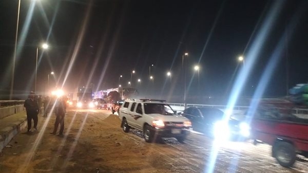 تفاصيل عودة الحركة المرورية لطبيعتها أعلى كوبري قها بعد انقلاب سيارة مواد بترولية