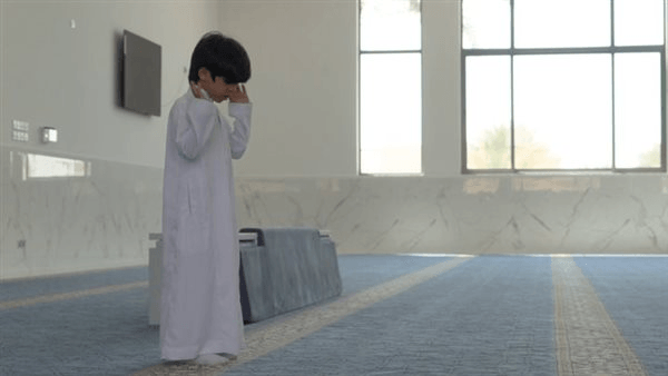 كيفية تعليم الصلاة للأطفال بالصور.. تطبيق عملي على صلاة الظهر بالخطوات