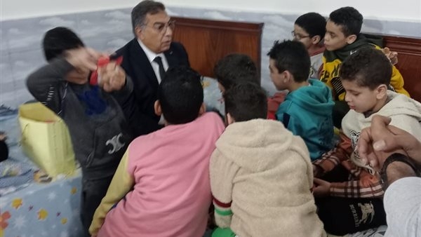 طفل في دار الأيتام بالمنصورة يوجه رسالة مؤثرة للمحافظ: "هستناك تجيلنا تاني يا بابا طارق"