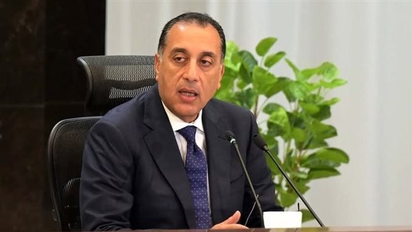 رئيس الوزراء يتفقد محطة كهرباء من طاقة الرياح بالزعفرانة
