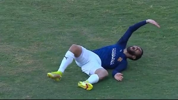 نقل أحمد قندوسي لاعب سيراميكا إلى المستشفى بعد إصابته الخطيرة أمام فاركو