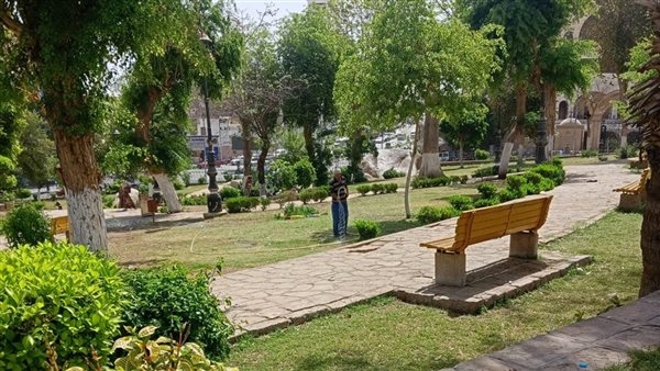 تكثيف النظافة وتهذيب وري الأشجار وتجميل الحدائق العامة والمتنزهات في أسوان