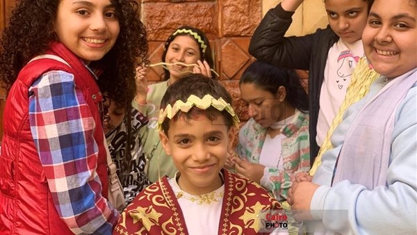 قداس وصلبان وتيجان من سعف النخيل.. كنيسة الأنبا بيشوي ببورسعيد تحتفل بأحد الشعانين