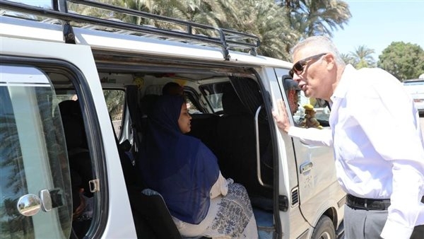 محافظ أسوان يستوقف عددا من سيارات السيرفيس.. ويستفسر من المواطنين عن التعريفة الجديدة