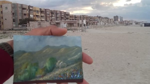 فنانة بيلاروسية تطلق لوحة فنية في عرض المتوسط.. وأحد سكان الإسكندرية يعثر عليها
